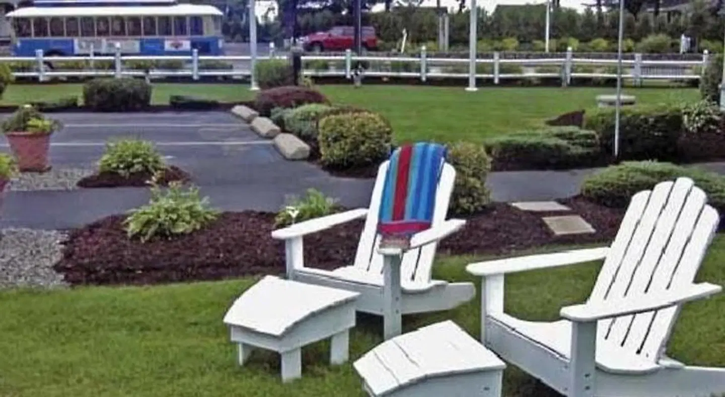 Carriage House Motel Cottages & Suites GARDEN