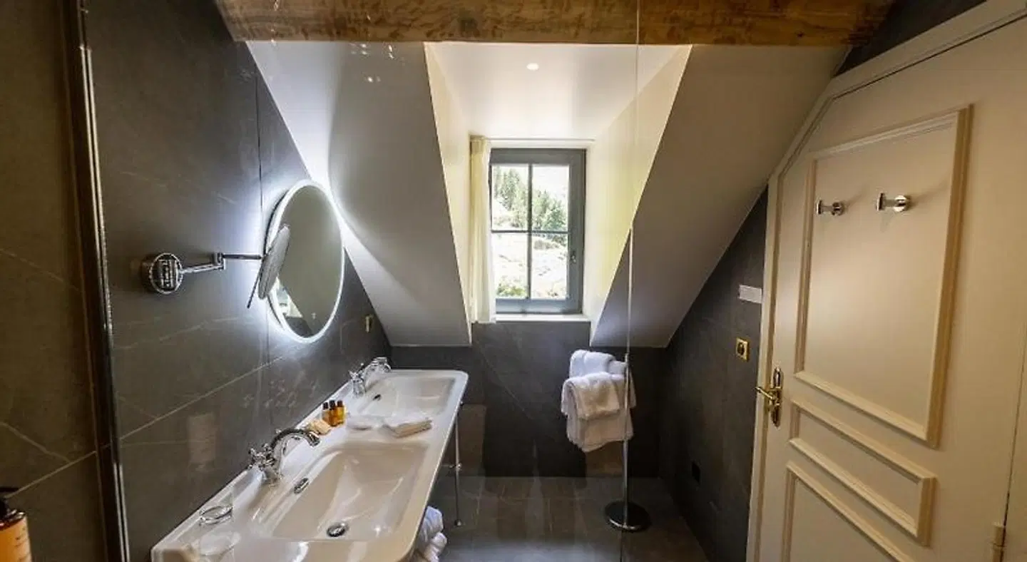 Hotel du cirque et de la cascade BATHROOM