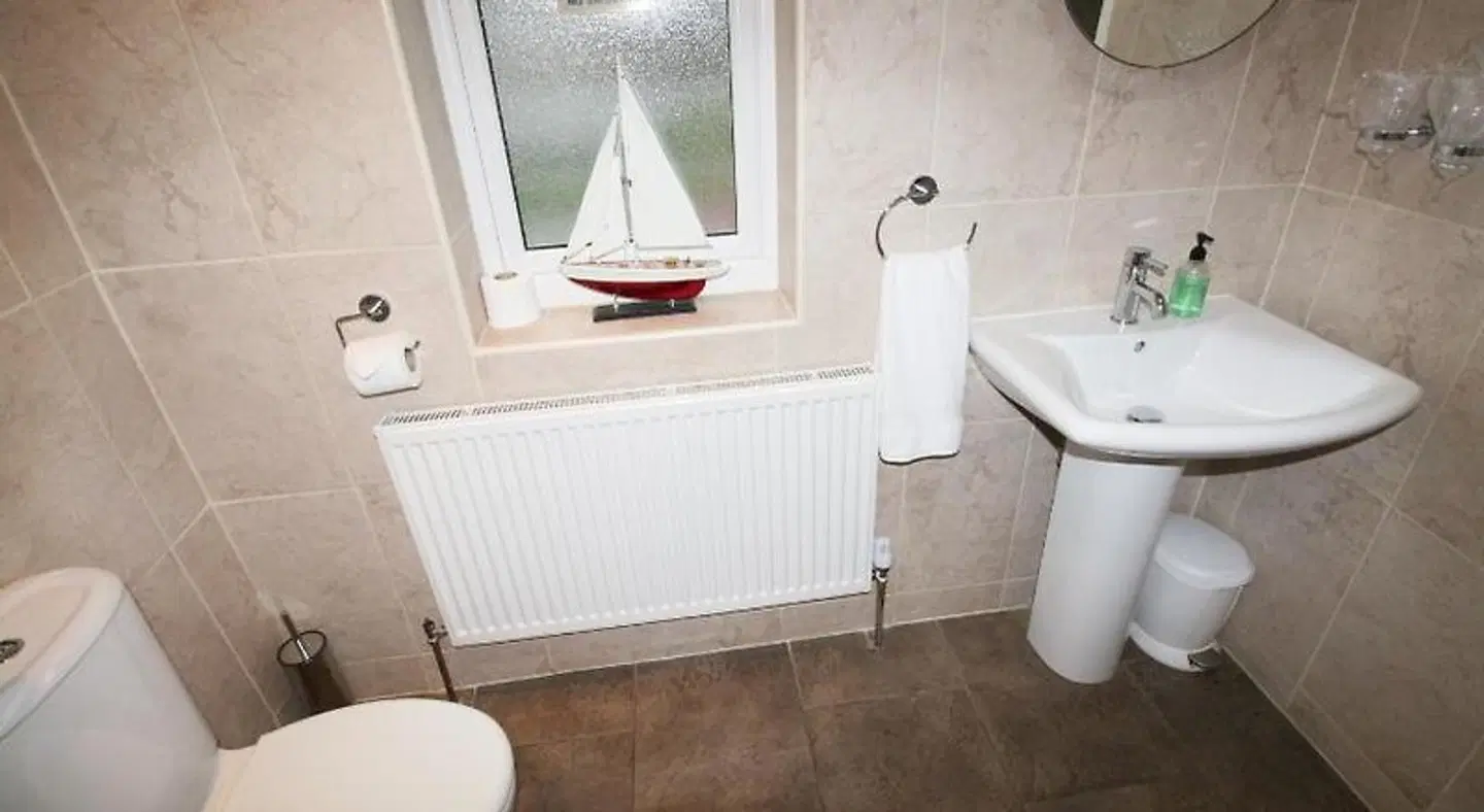The Tennyson BATHROOM
