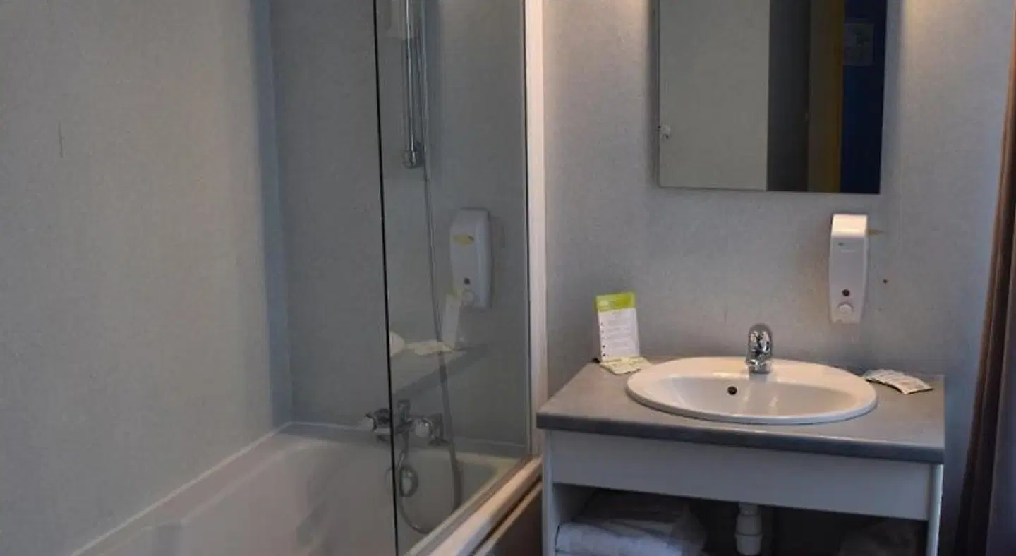 Hotel de France BATHROOM