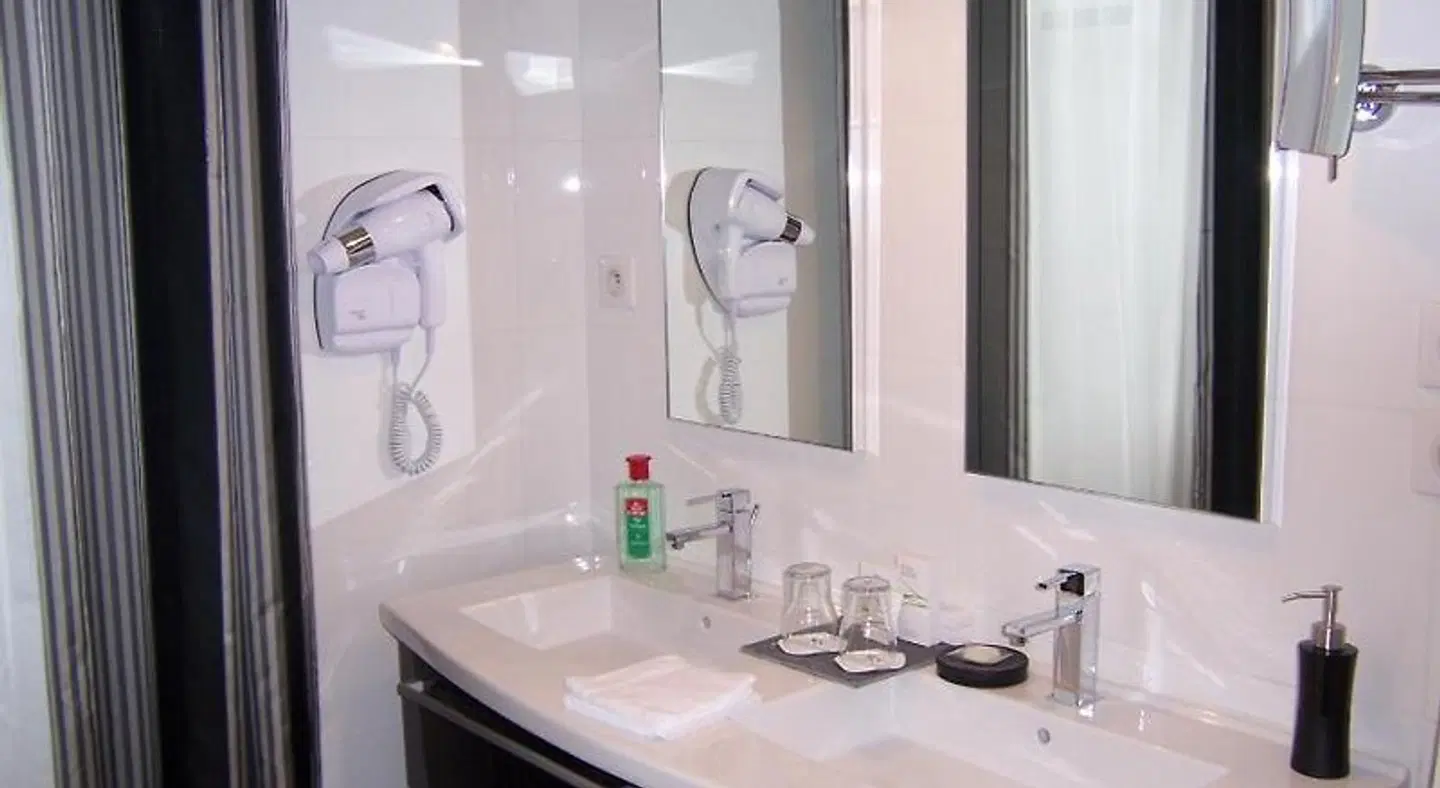 Hôtel Domaine de Roullet BATHROOM