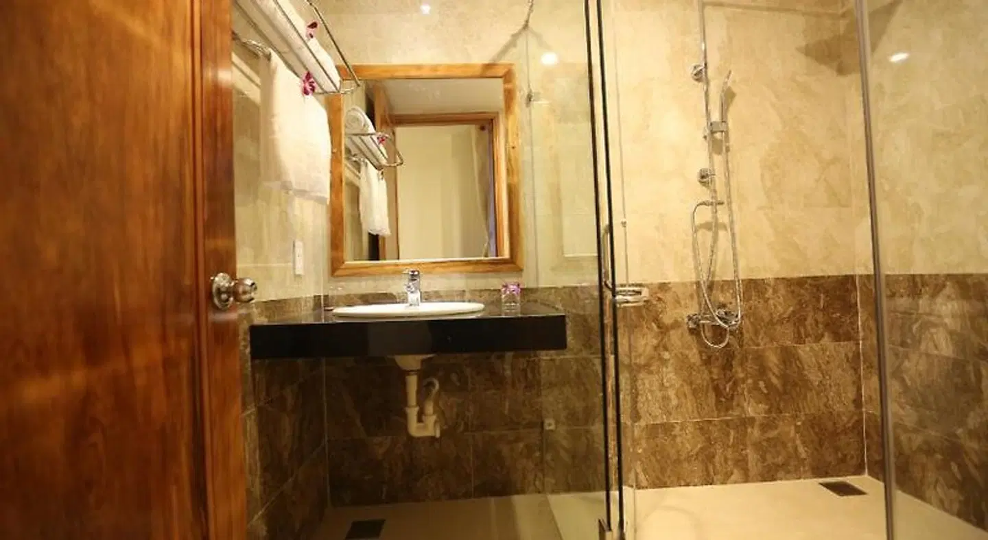 Titan Hotel Da Nang BATHROOM