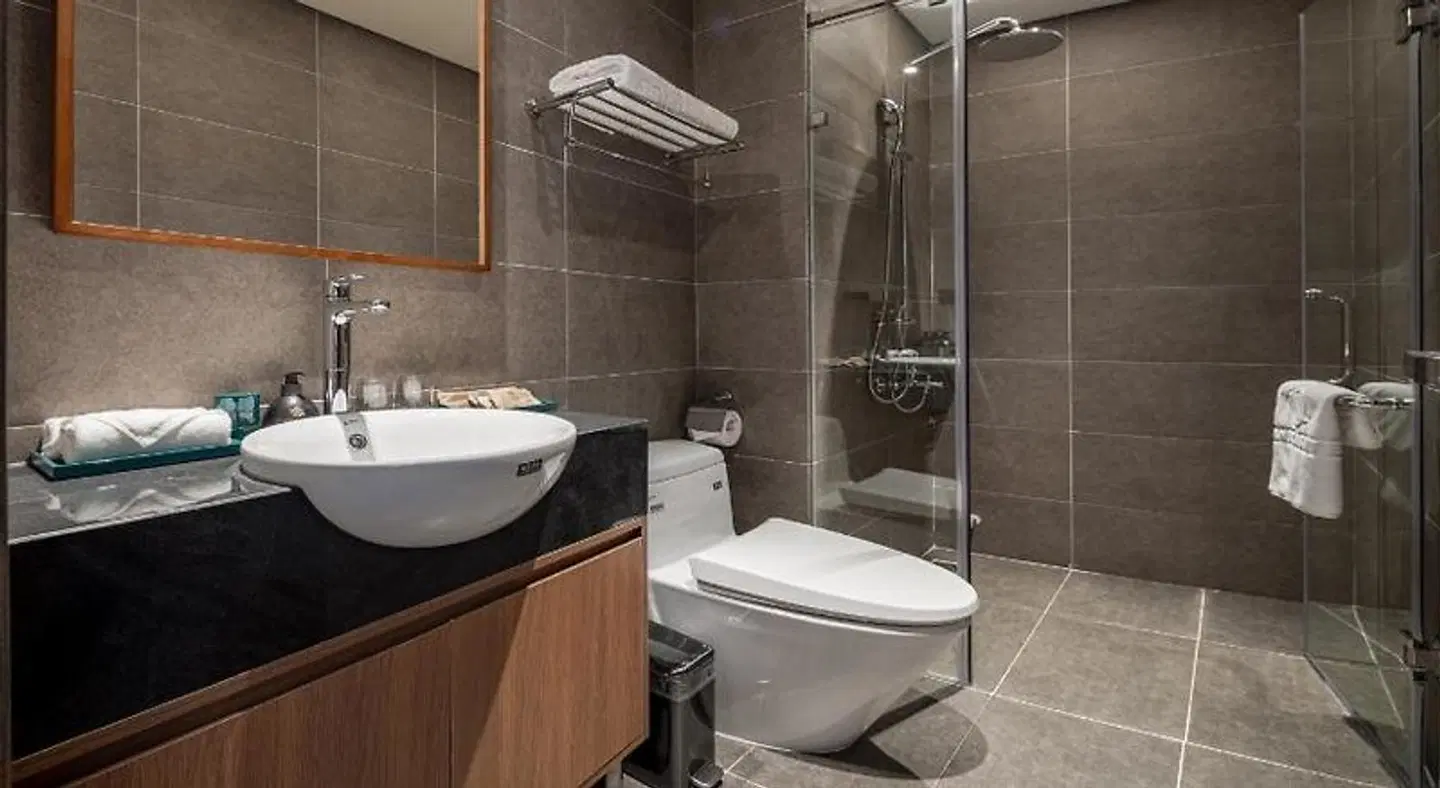 Mandala Hotel & Suites Bac Giang BATHROOM