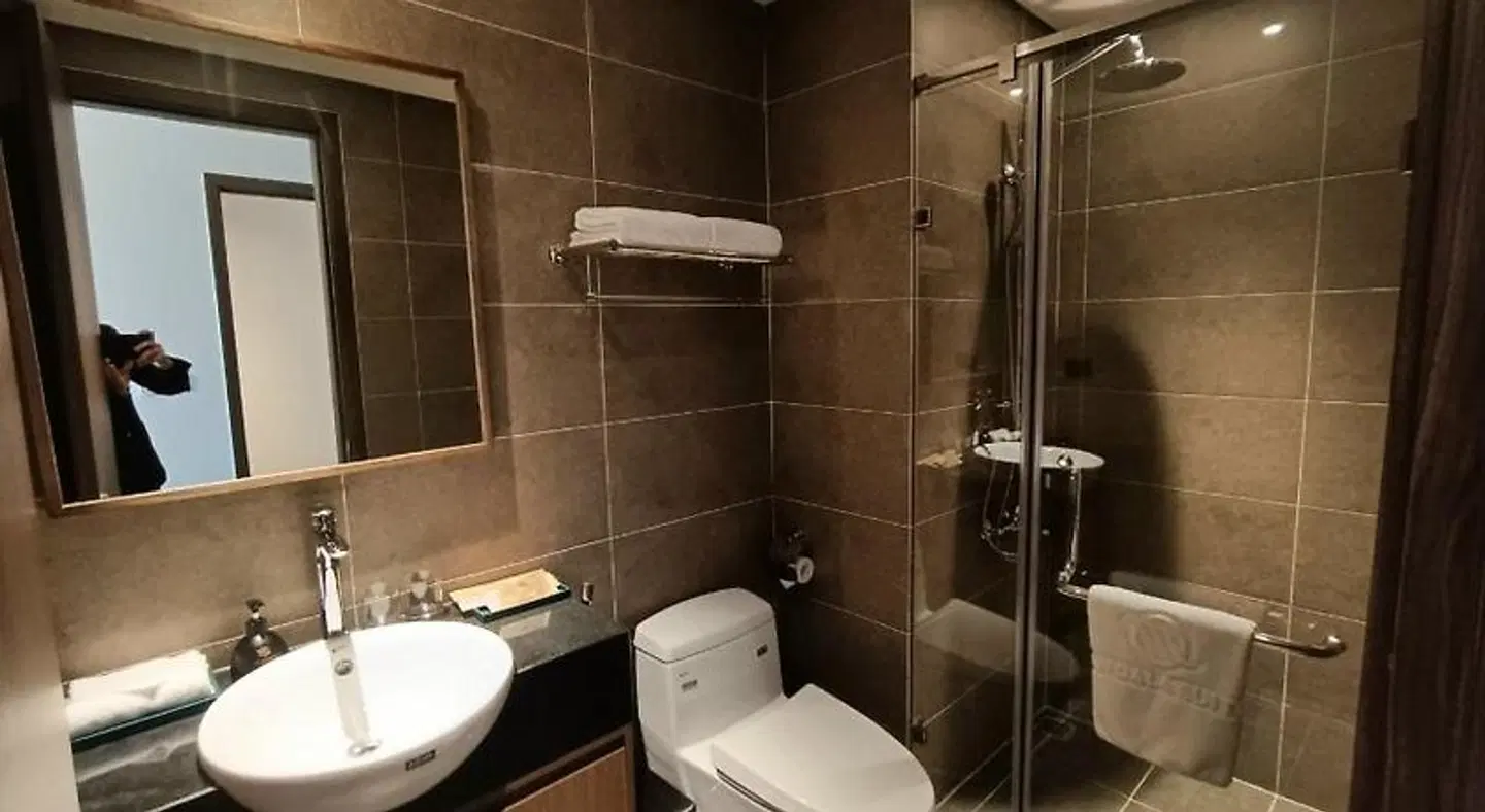 Mandala Hotel & Suites Bac Giang BATHROOM