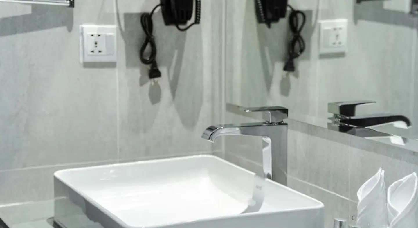 Sea Breeze Hotel & Villa BATHROOM