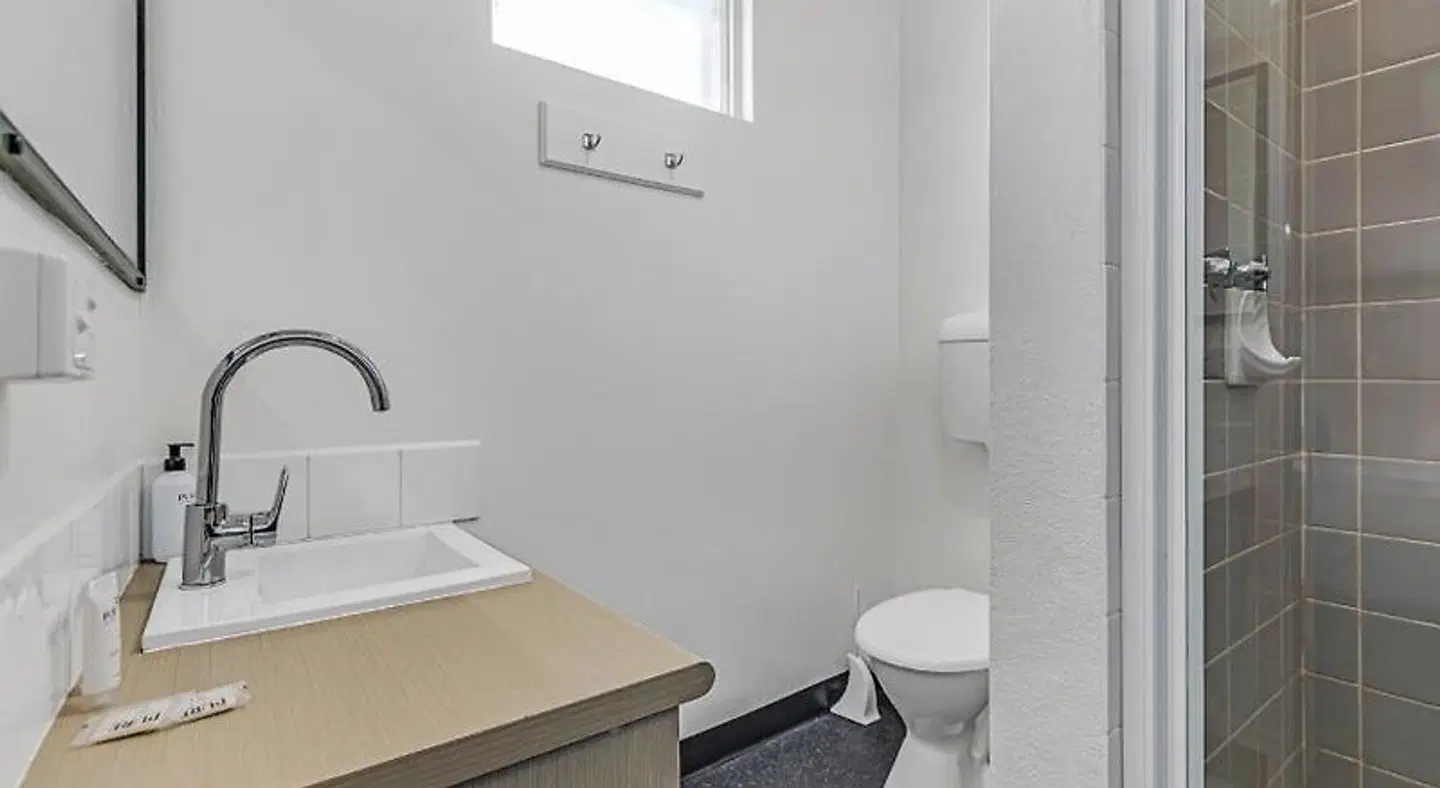 Rochester Motel BATHROOM