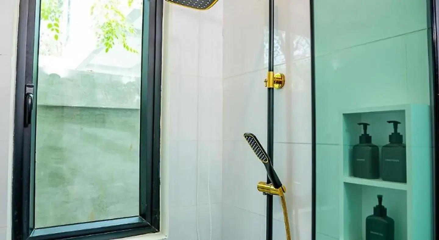 Rainforest Hotel by NSUN BATHROOM