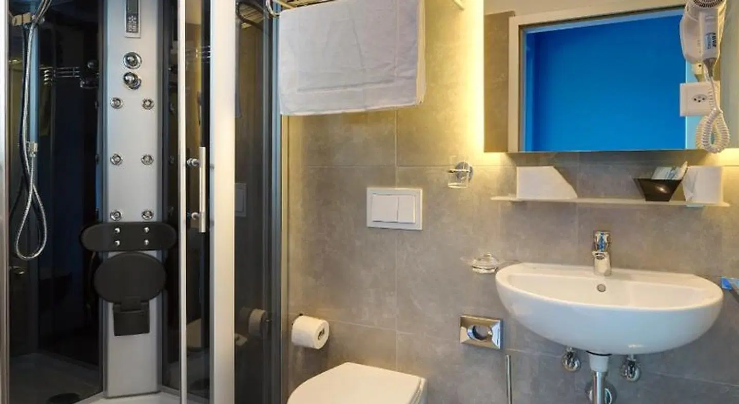 Hotel Liberty BATHROOM