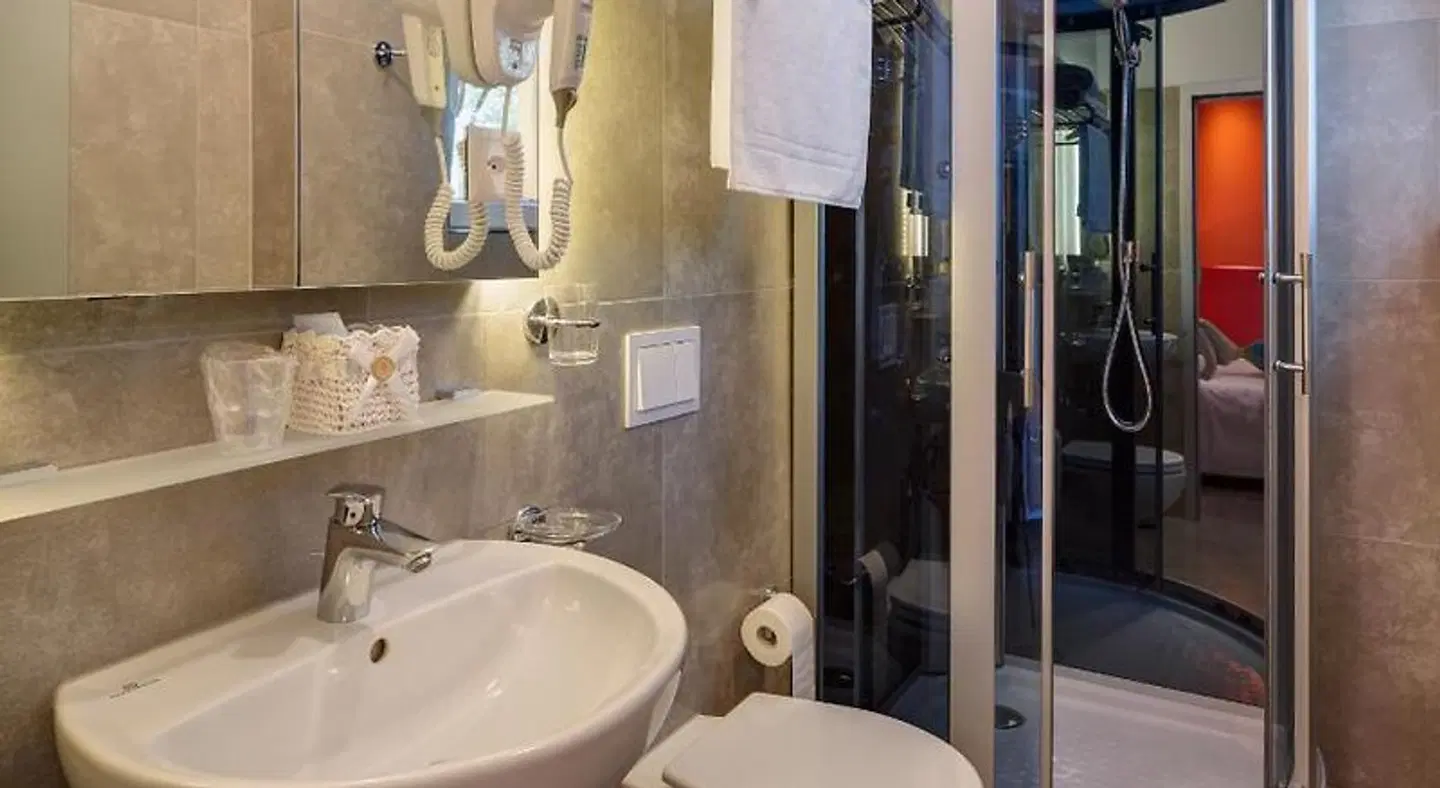 Hotel Liberty BATHROOM