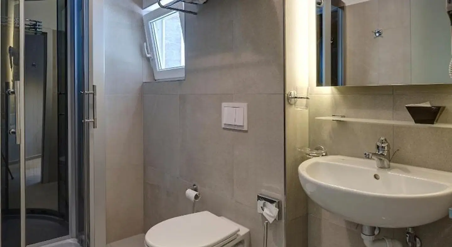 Hotel Liberty BATHROOM