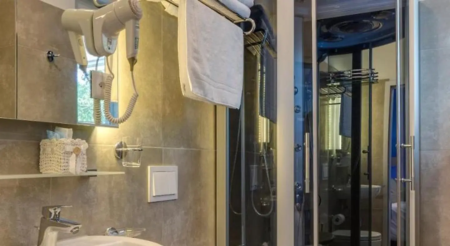 Hotel Liberty BATHROOM