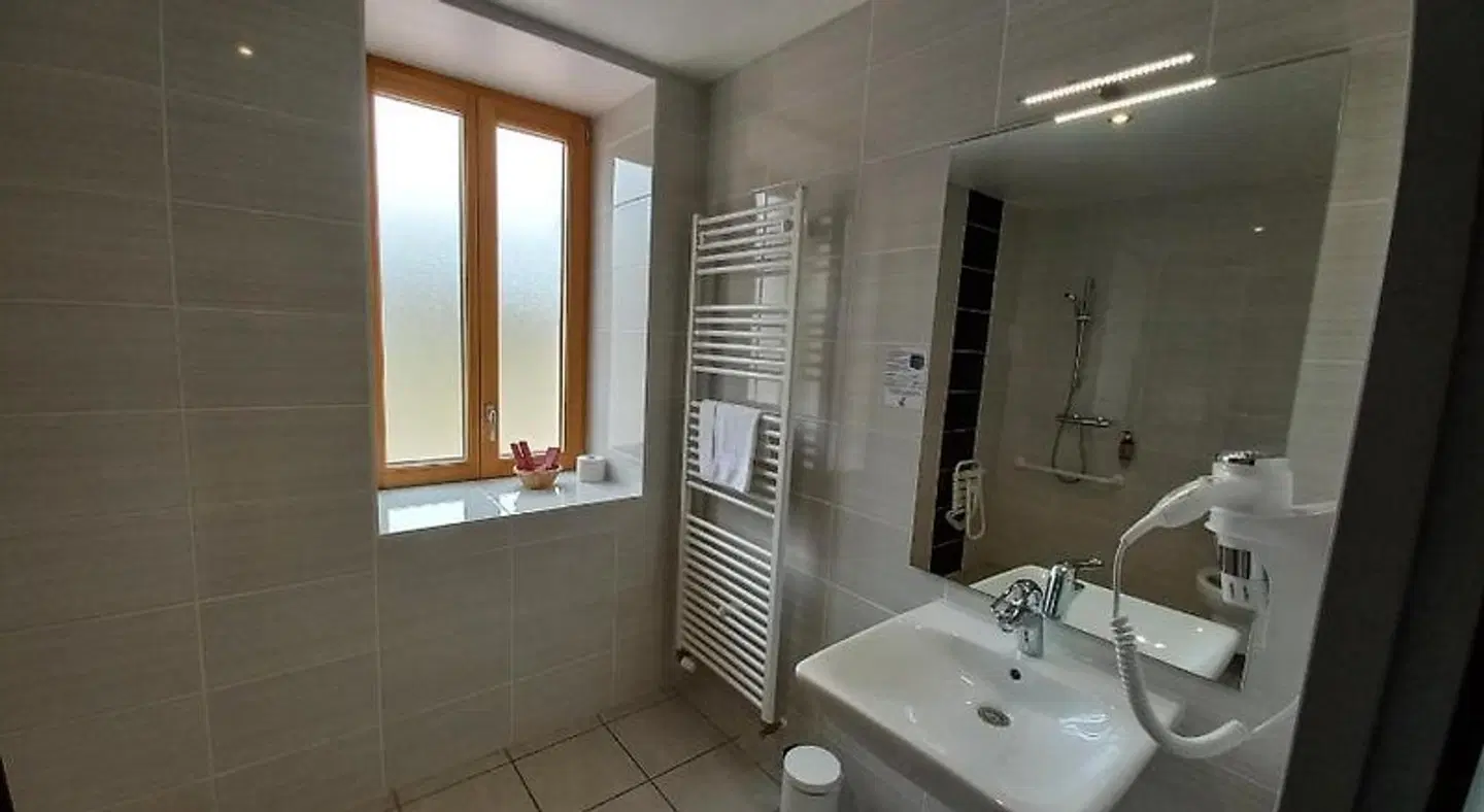 Hôtel Les Tremplins BATHROOM