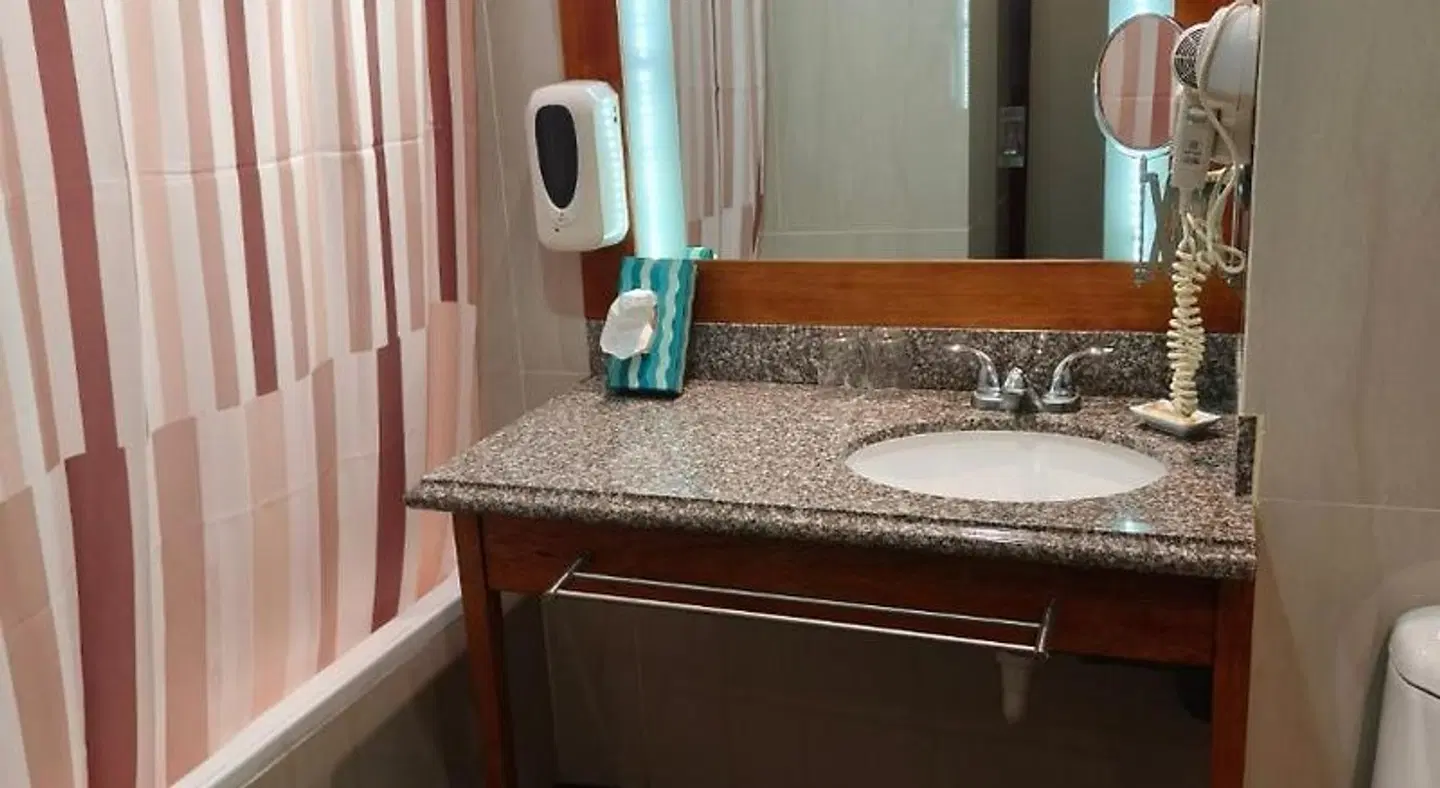 Ayenda La Luna Inn BATHROOM