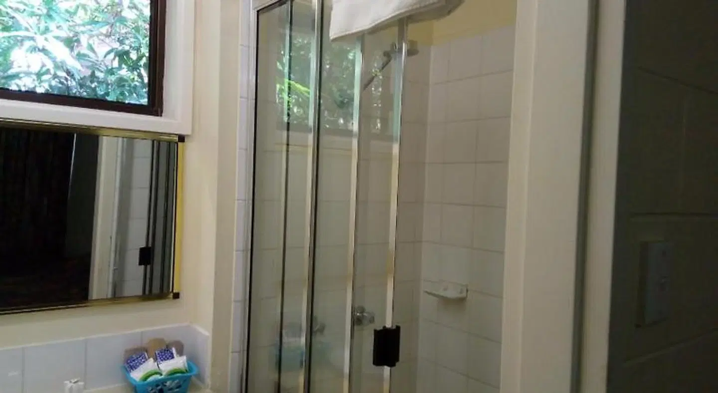 The Islands Inn Motel BATHROOM