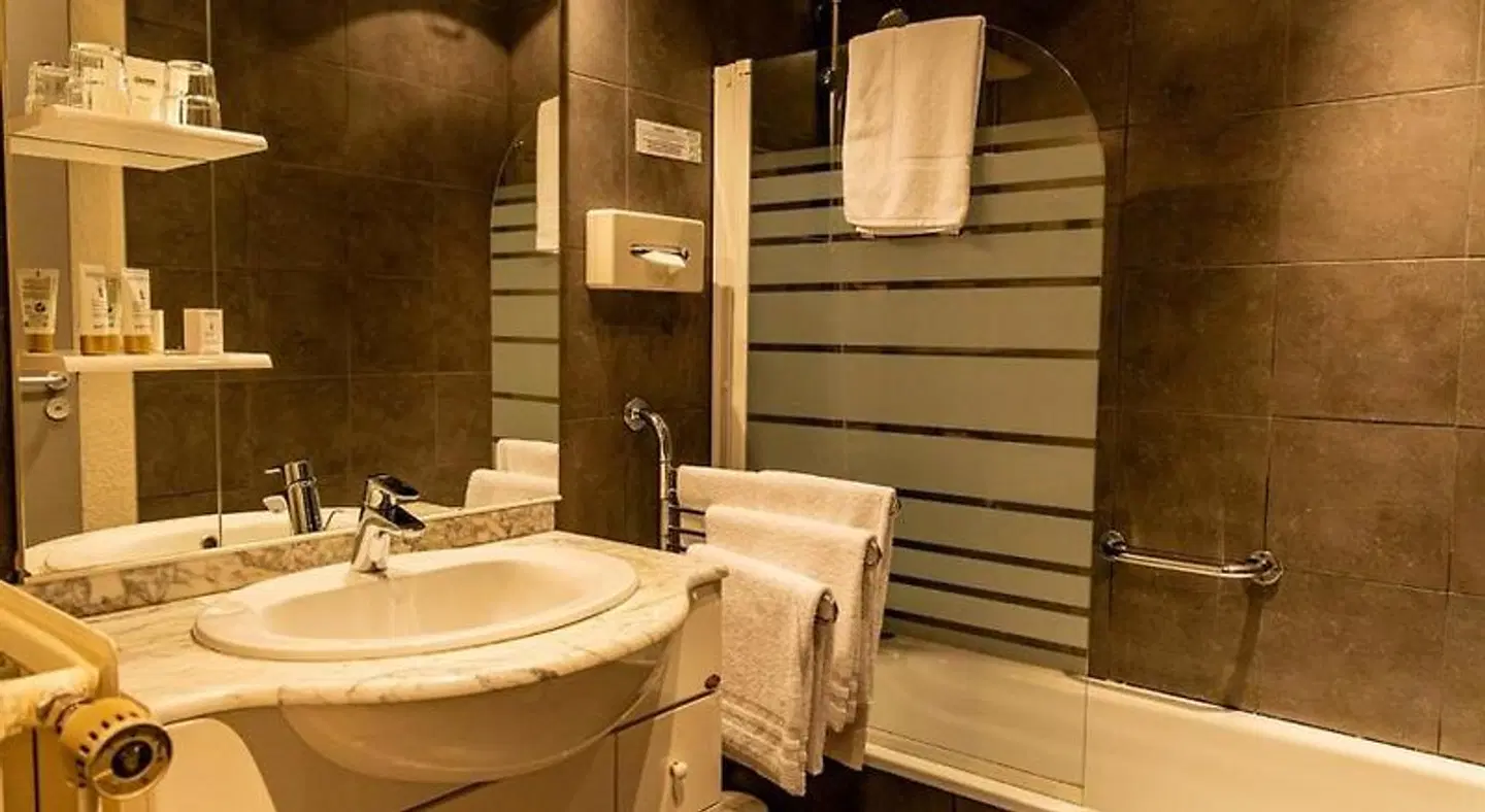 Hôtel-Restaurant L'Etang du Moulin BATHROOM