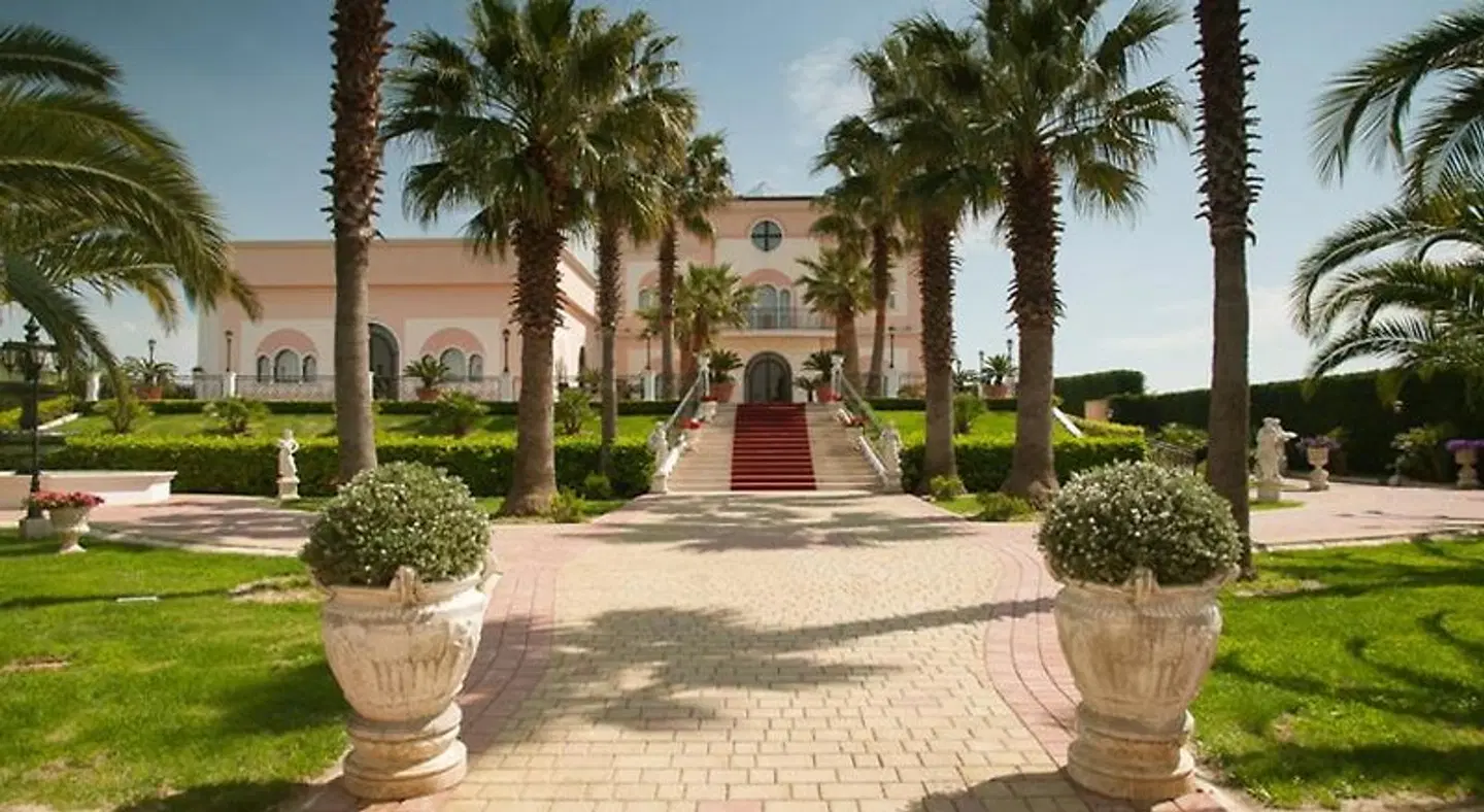La Corte di Opaka EXTERIOR