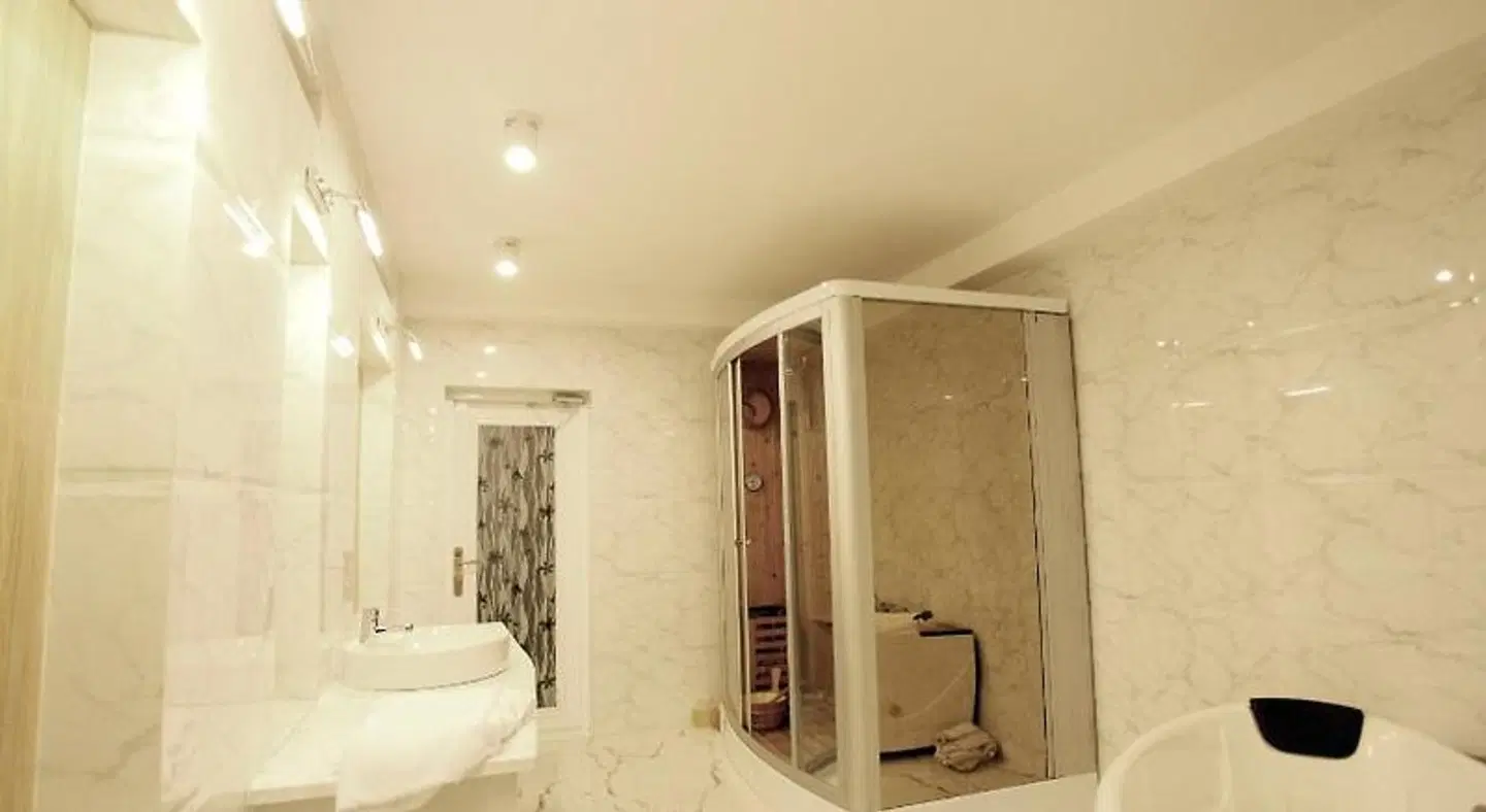 Nhat Minh Hotel BATHROOM
