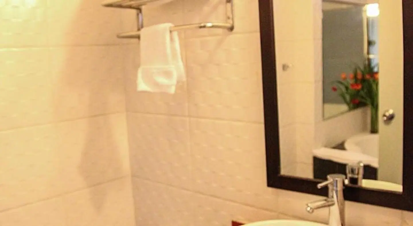 RIVERA INN HOTEL BATHROOM