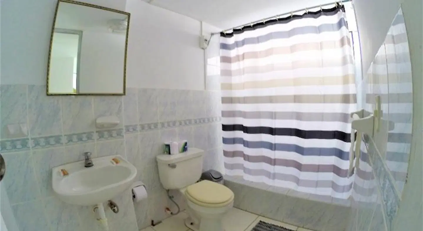 Waves Surf Camp Peru - Hostel BATHROOM