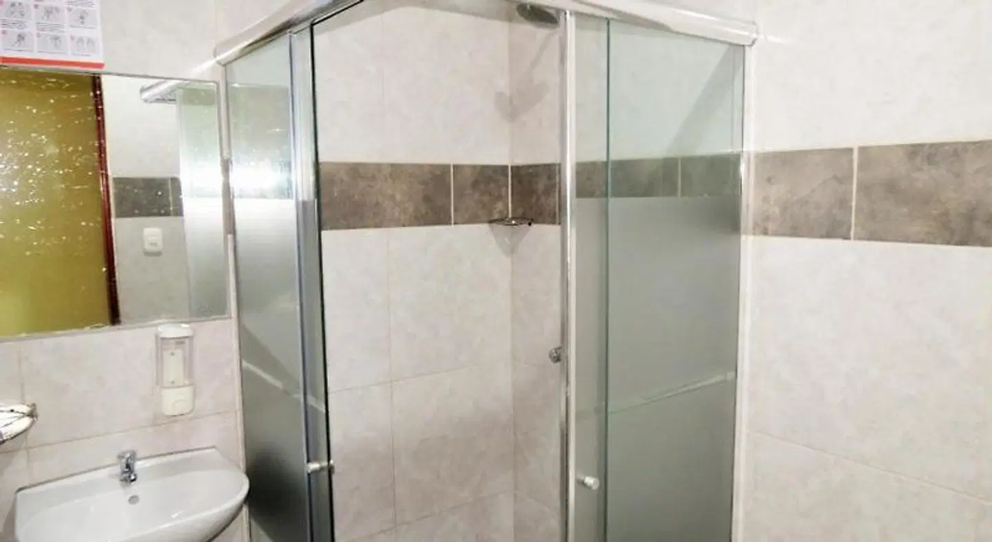 HOTEL ESTRELLA BATHROOM