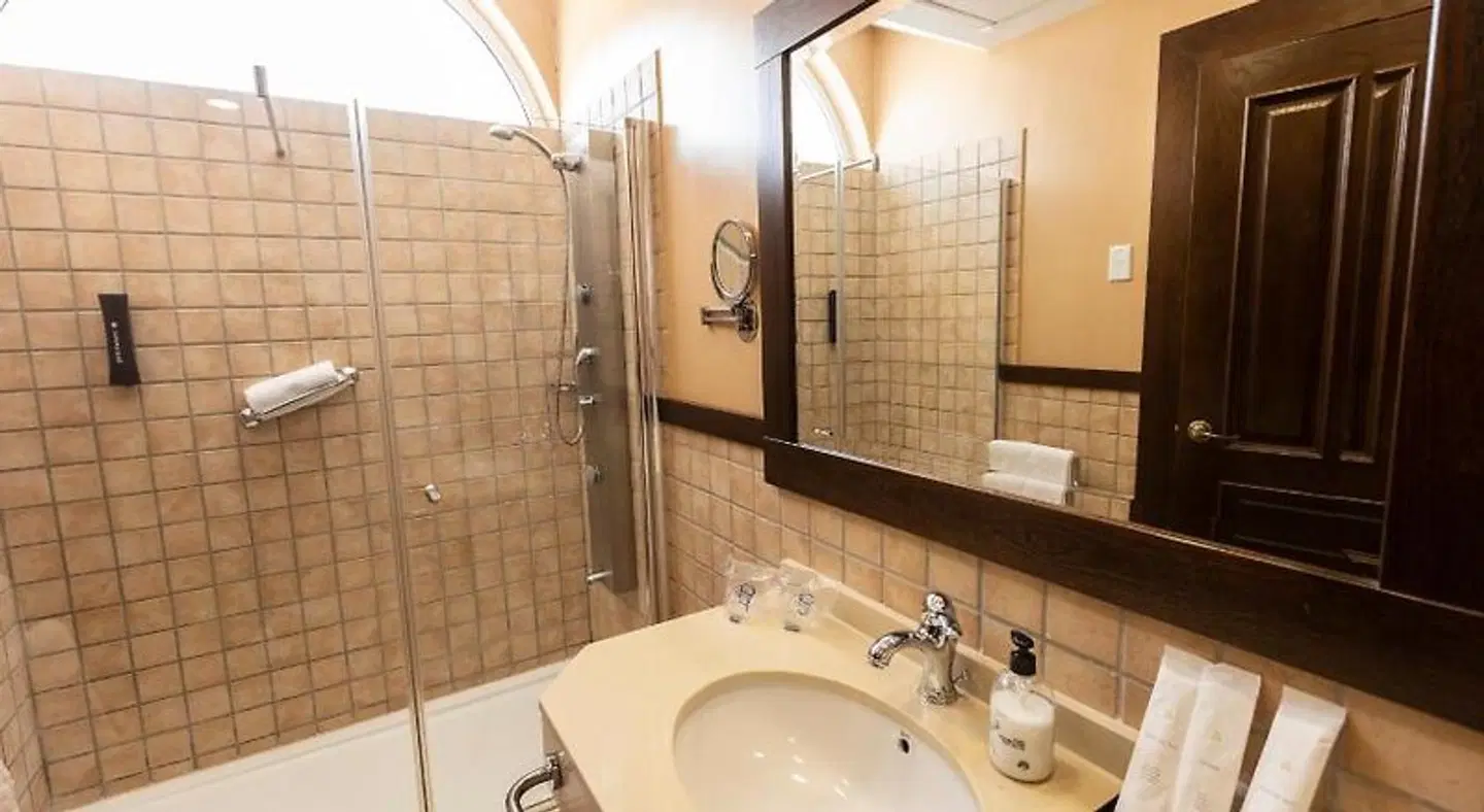 Palacio Arteaga BATHROOM