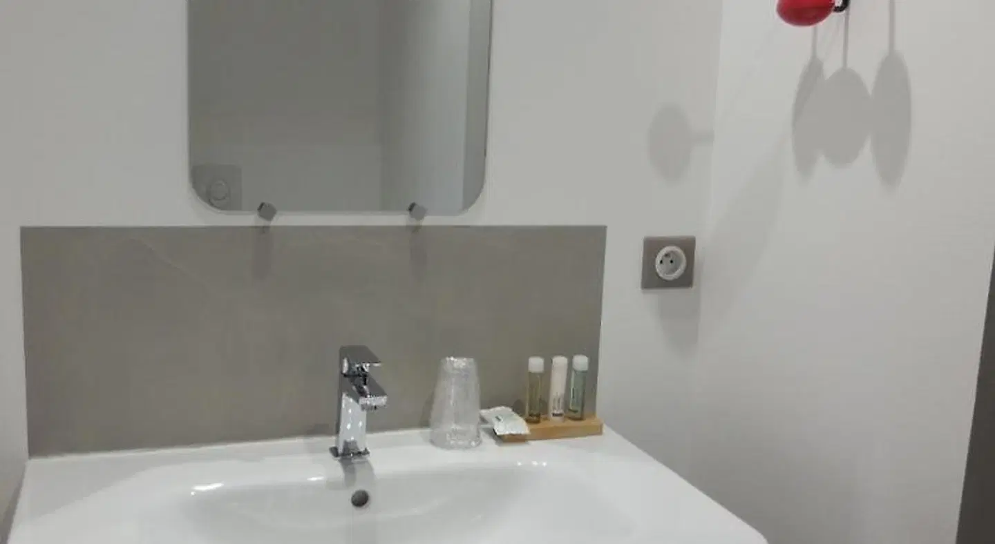 Hotel Le 23 BATHROOM