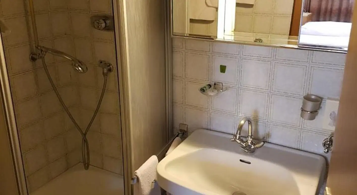 Hotel Garni Doris BATHROOM