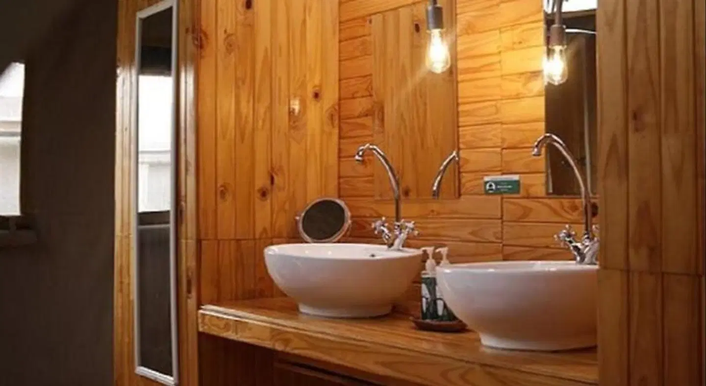 Ngata Safari Lodge BATHROOM