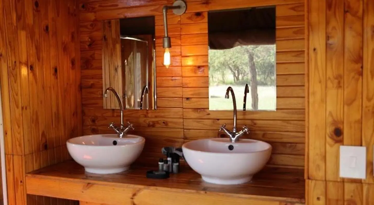 Ngata Safari Lodge BATHROOM