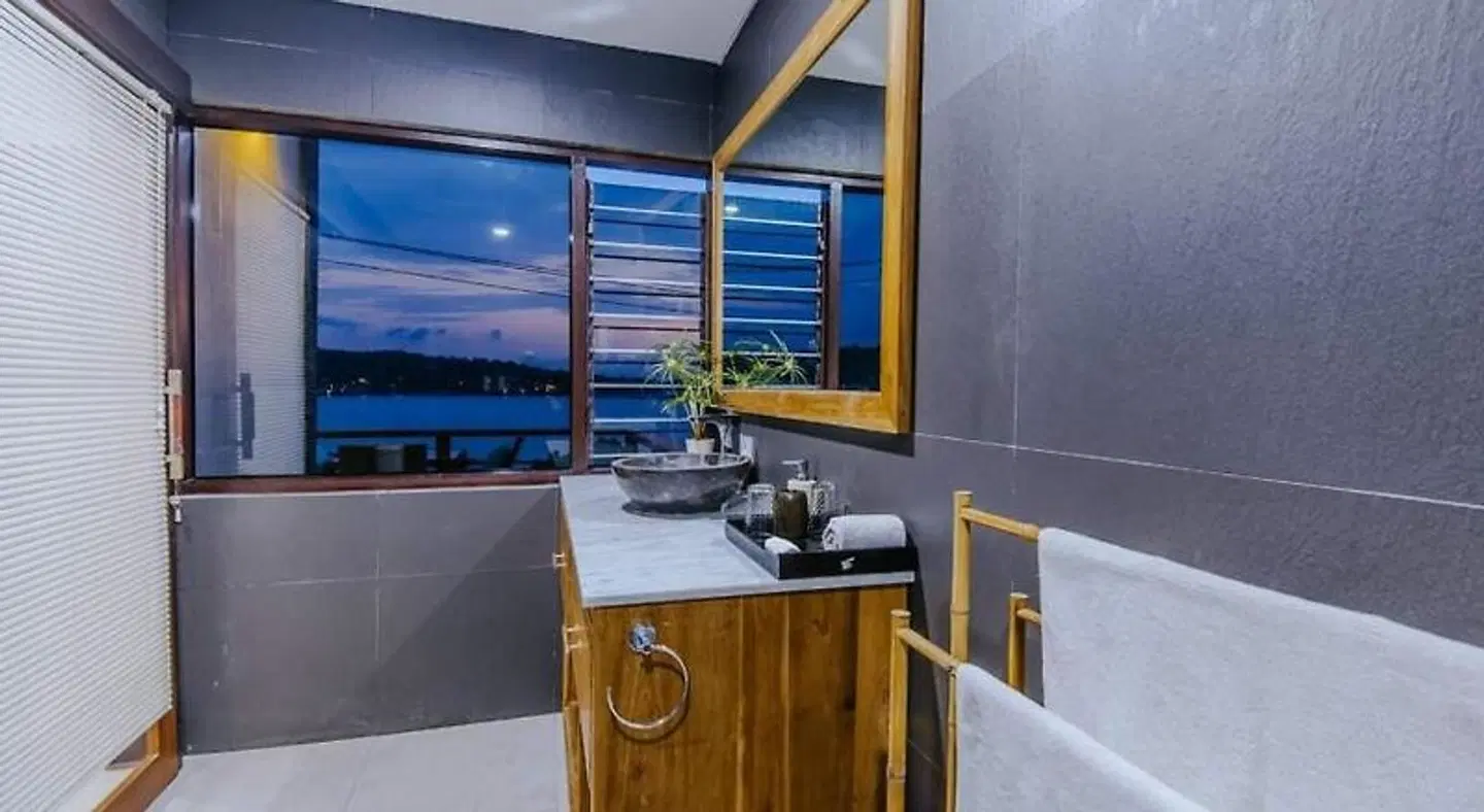 Secret Outlook Lembongan BATHROOM