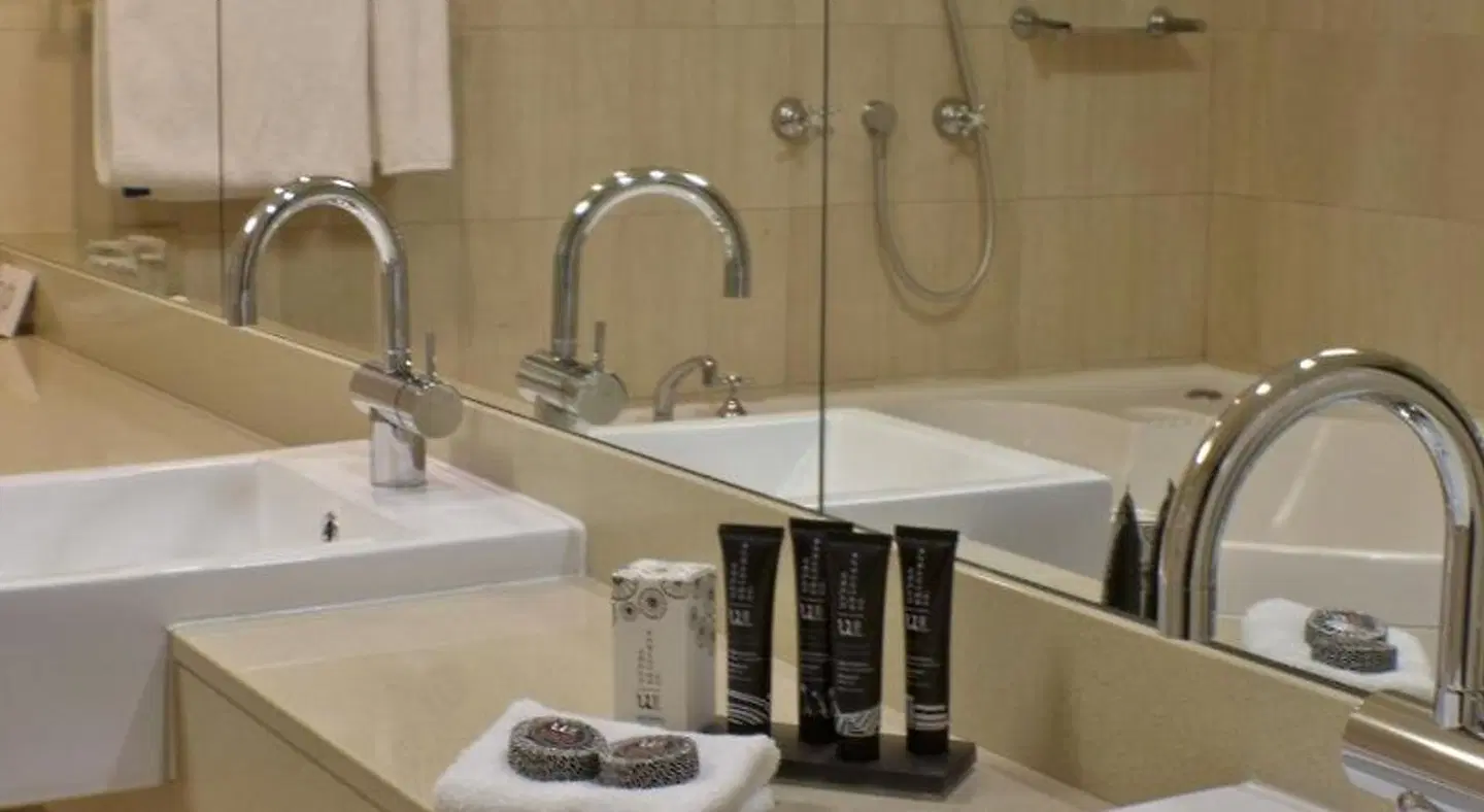 Mantra Pavilion Hotel BATHROOM