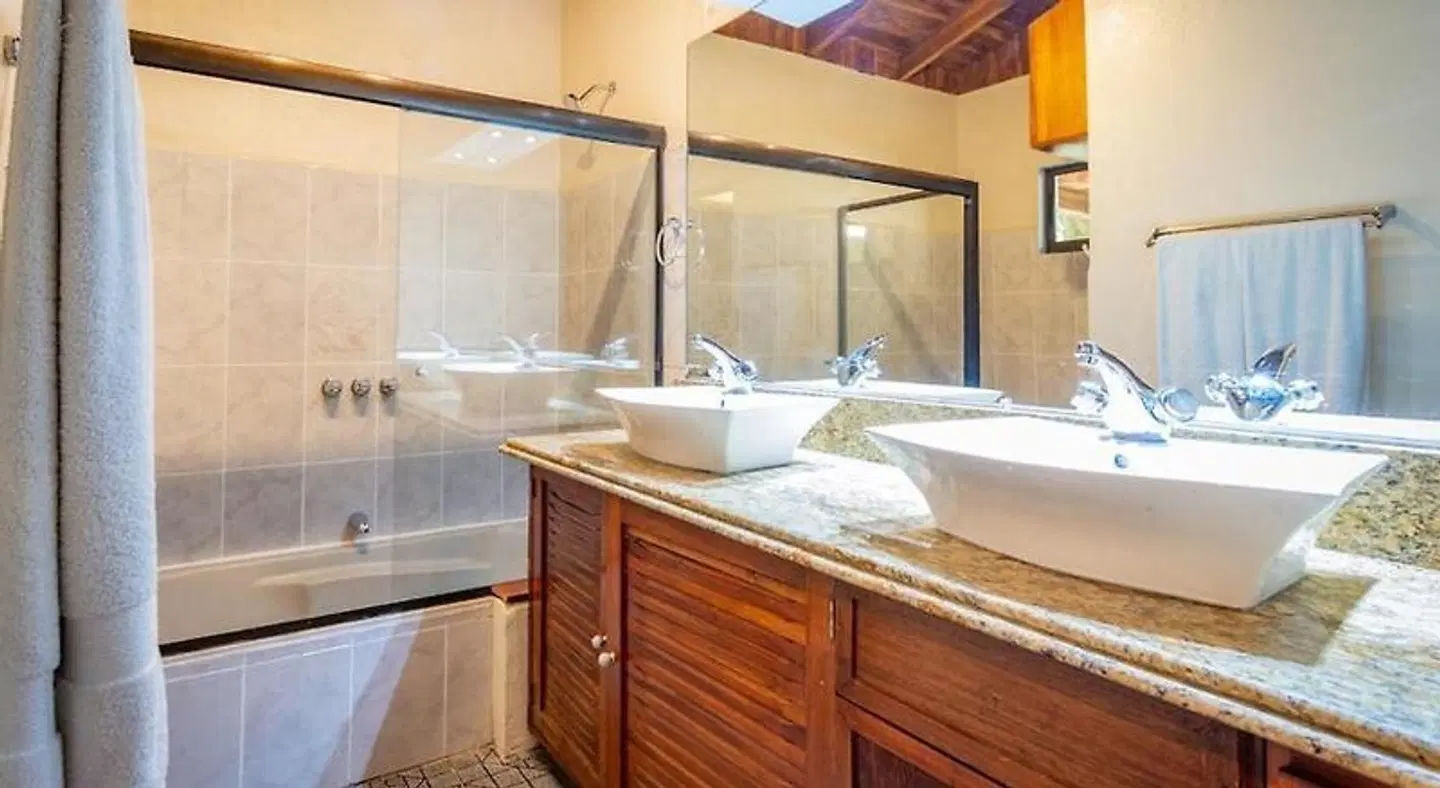 CONDOMINIO VILLA HERMOSA BATHROOM