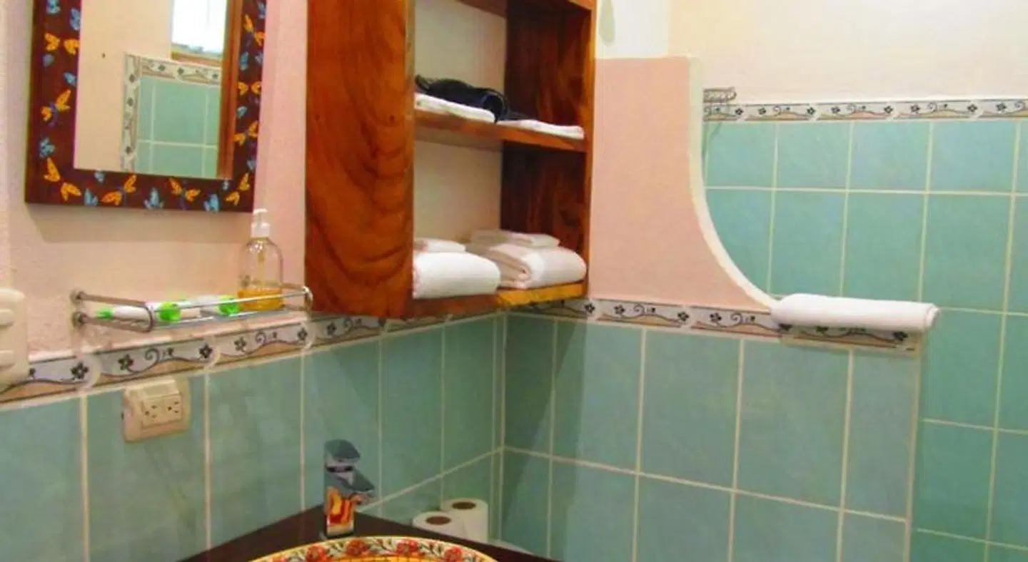 Agua Inn BATHROOM