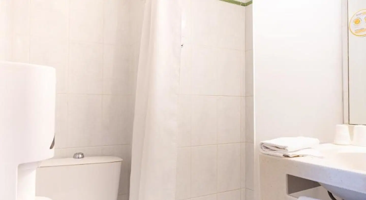 Premiere Classe Bordeaux Nord - Lac BATHROOM