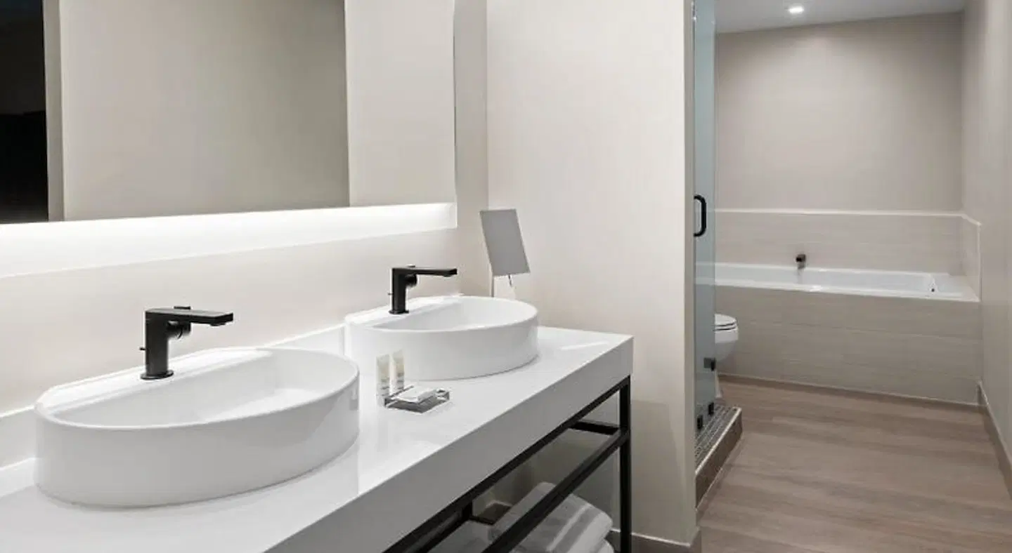 San Juan Marriott Resort & Stellaris Casino BATHROOM