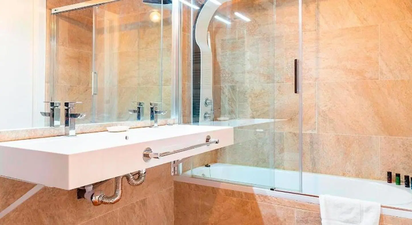 Masia Can Canyes & Spa BATHROOM