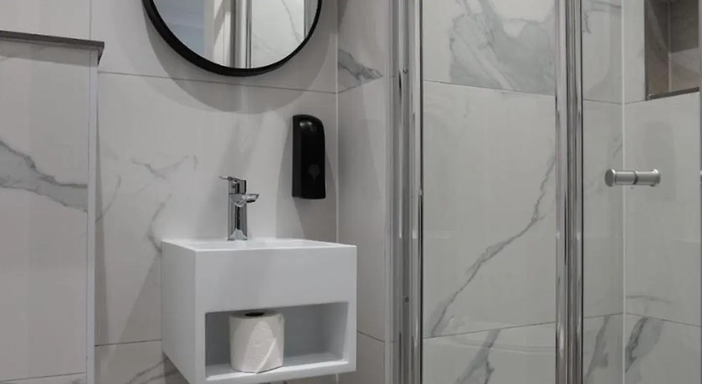 Hyde Park Economy Apartments BATHROOM