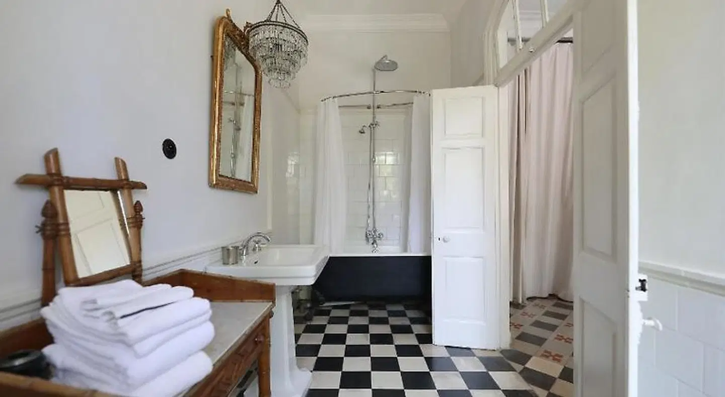 Mimi Calpe BATHROOM