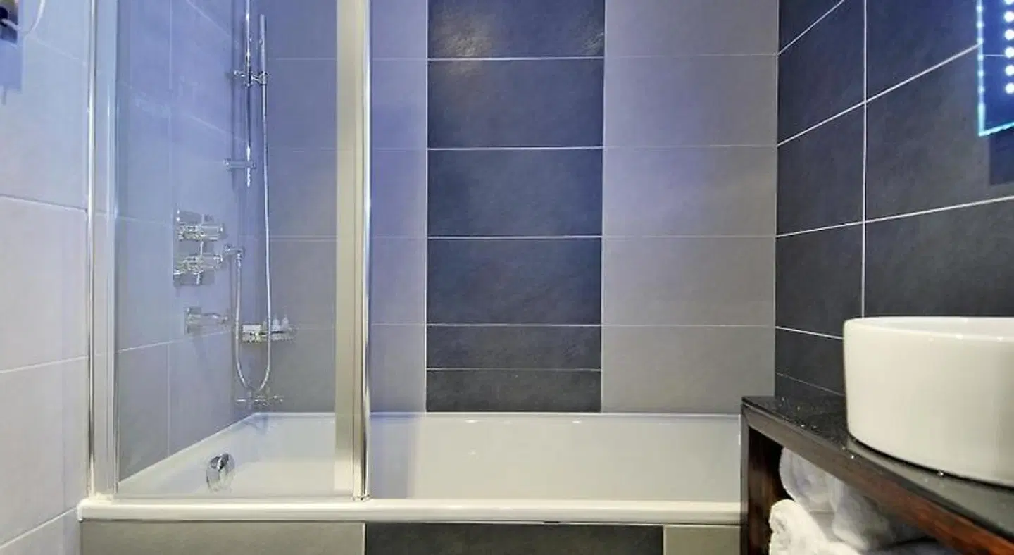 Park Grand Mayfair BATHROOM