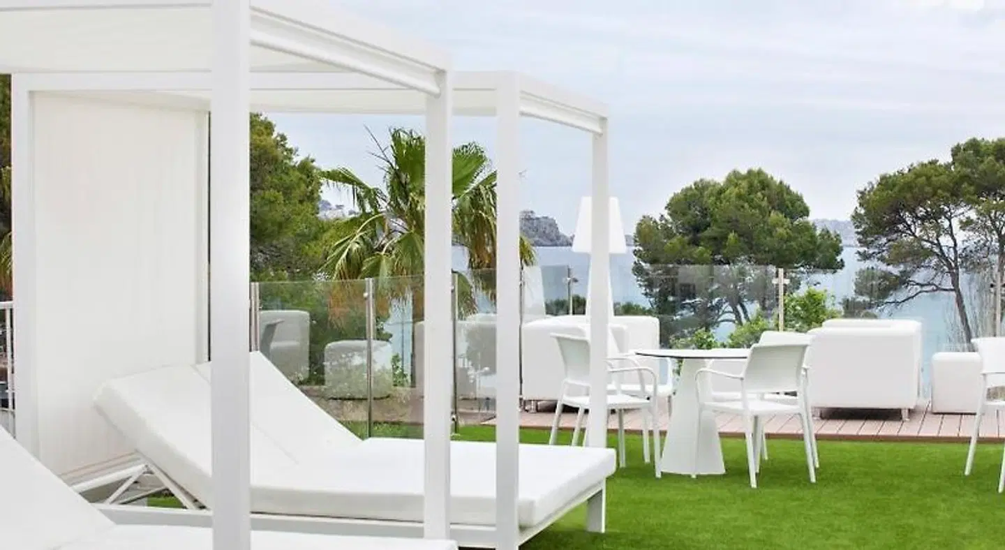 Morlans Garden TERRACE