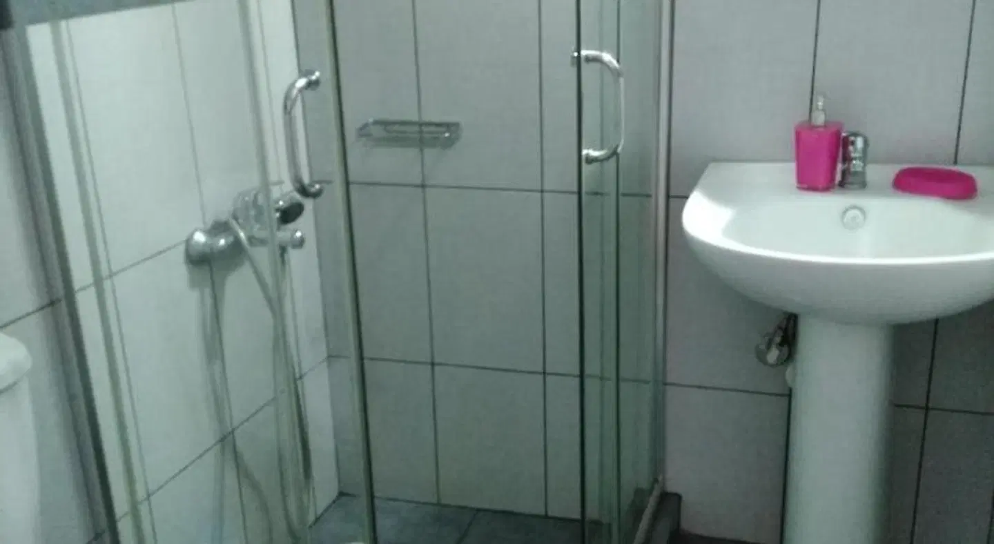 Smaragdi BATHROOM