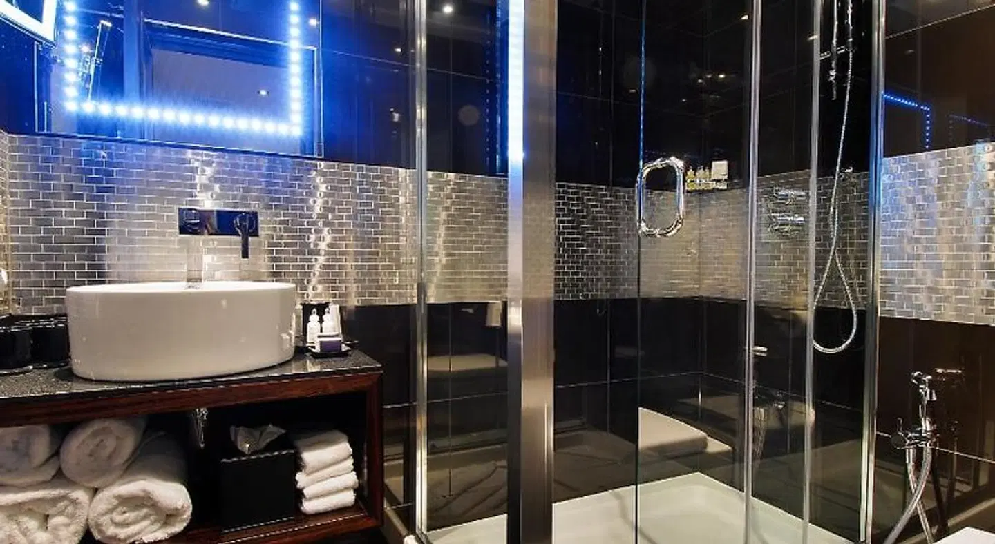 Park Grand Mayfair BATHROOM