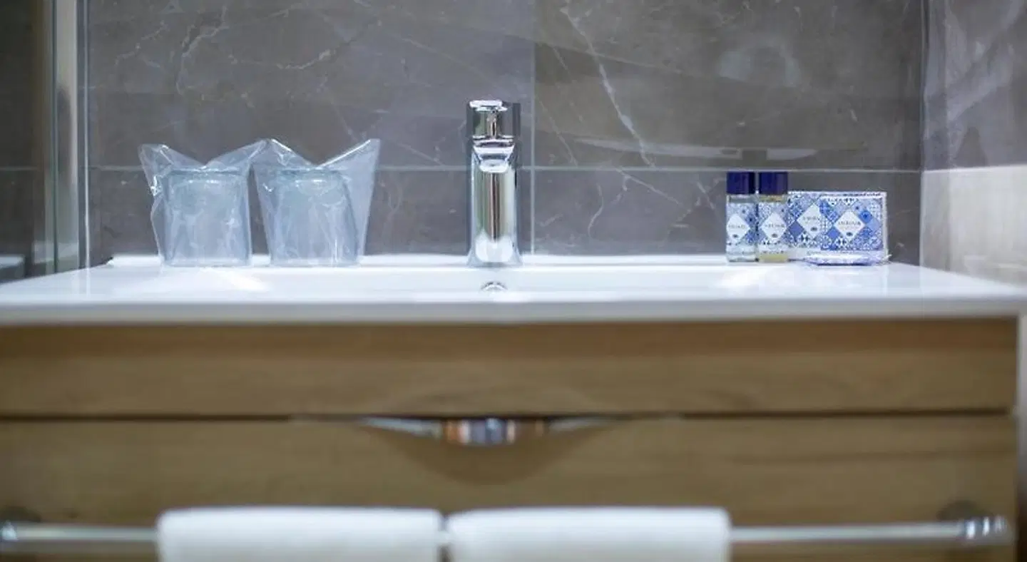 Hotel Fafense BATHROOM