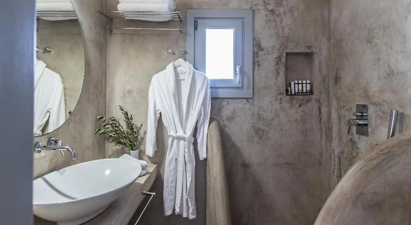 PROVALMA STUDIOS BATHROOM