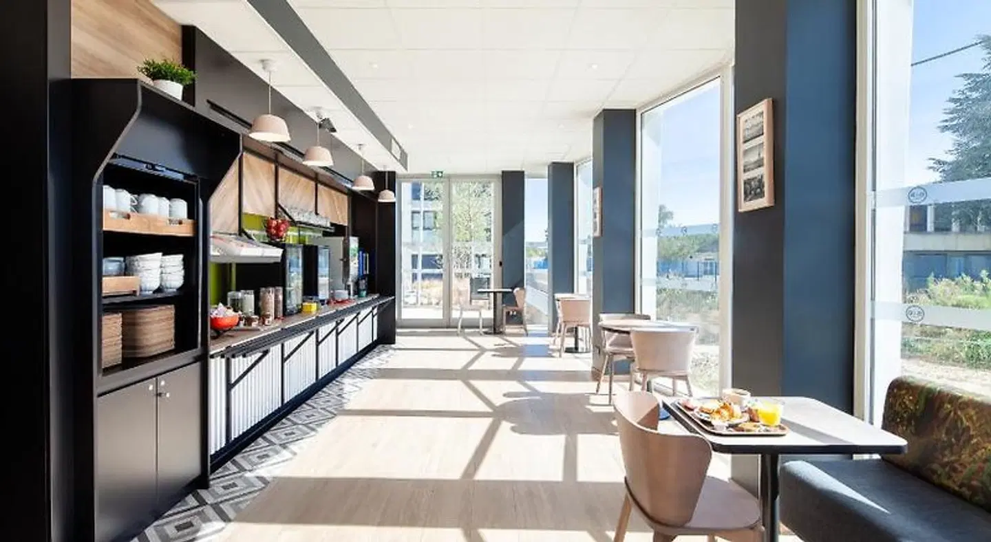 B&B Hôtel Massy Gare TGV BAR