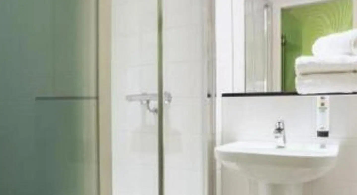 Tune Hotel - Paddington London BATHROOM