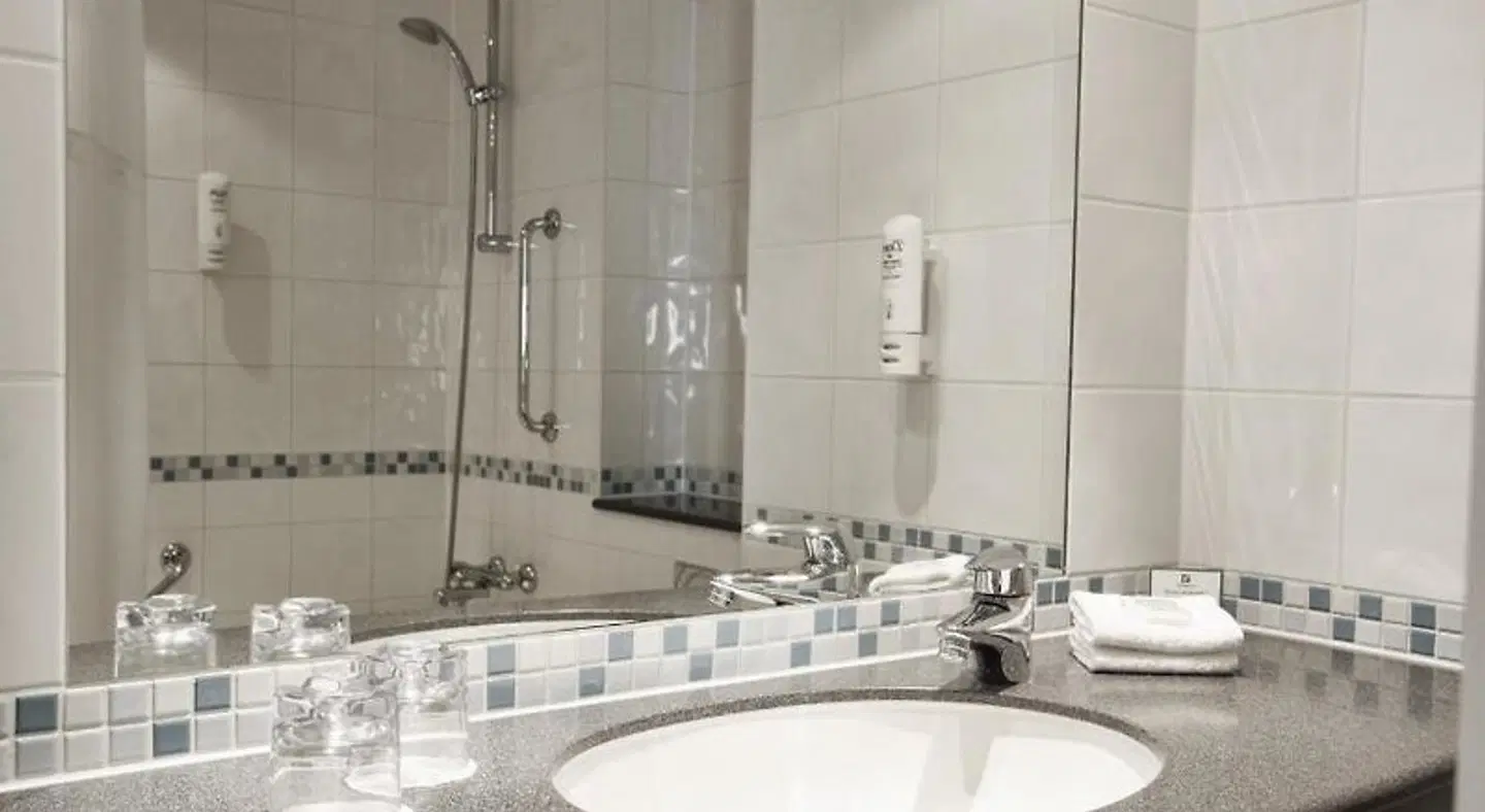 Holiday Inn Munich City Centre BATHROOM