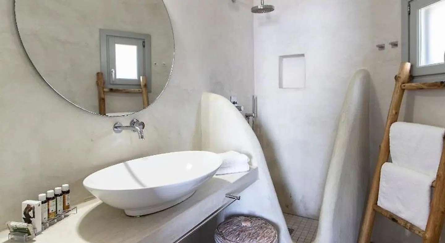 PROVALMA STUDIOS BATHROOM