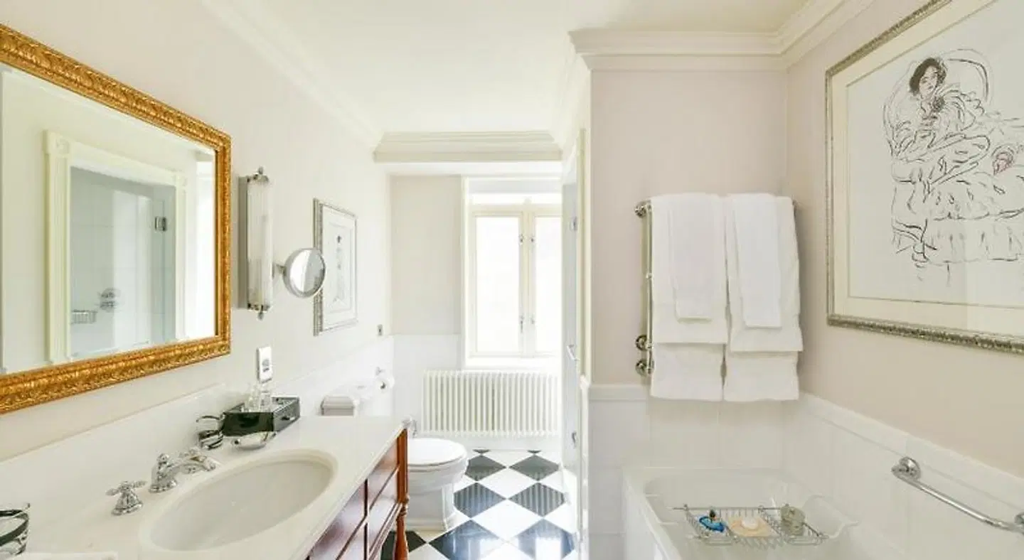 The Savoy BATHROOM