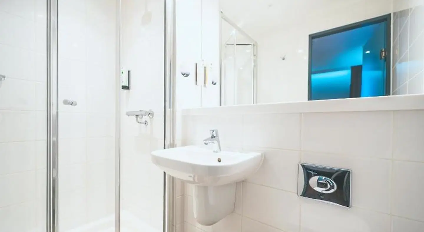 Point A Hotel London Canary Wharf BATHROOM